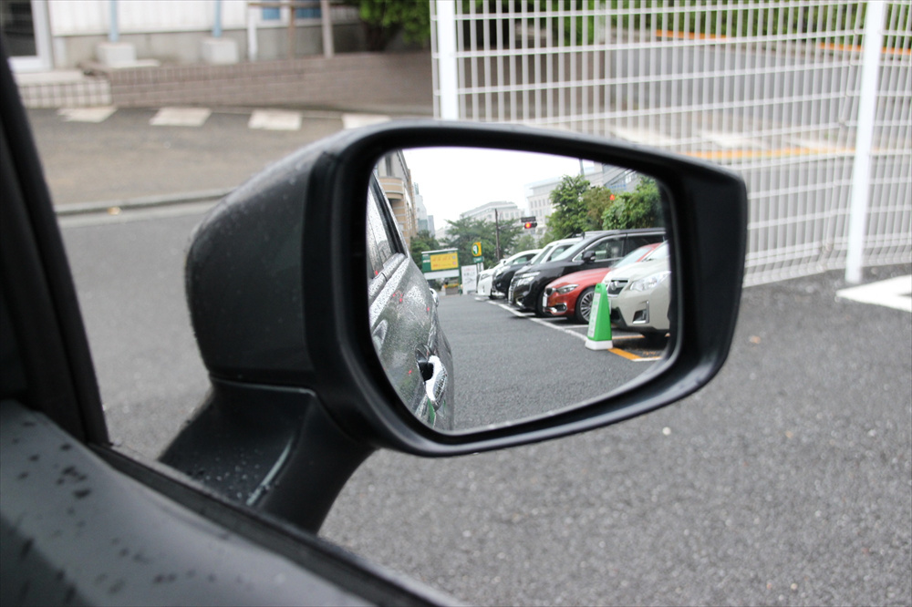 左右のドアミラーや室内にあるルームミラーの調整も忘れずに