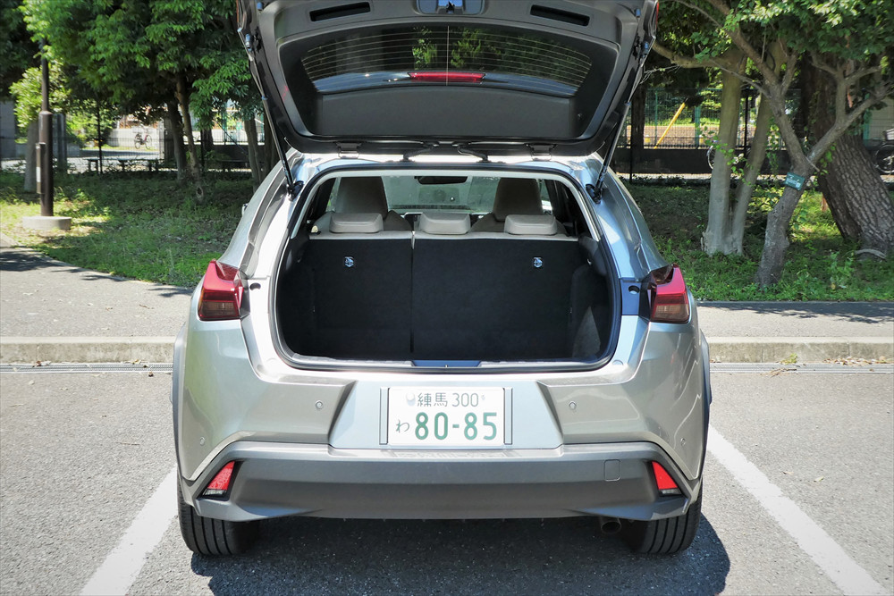  荷室容量は、5人乗車でも日常使いに不便を感じない広さが確保されている。 