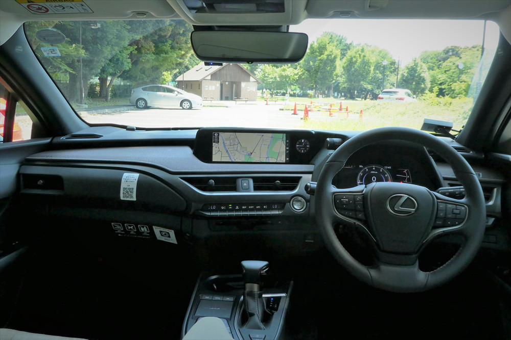 運転者が操作しやすいように、スイッチ類は運転者側に傾斜した配置に。質感の高さはさすがレクサス 