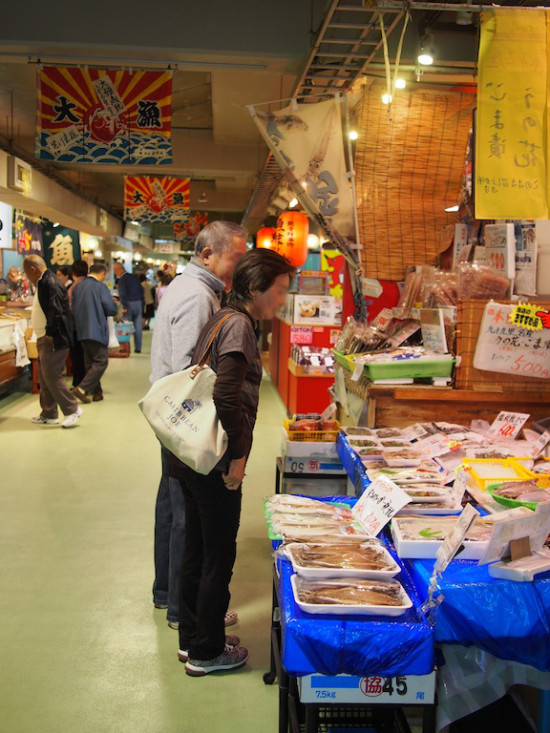 銚子港で水揚げされた新鮮な魚介類を即売!