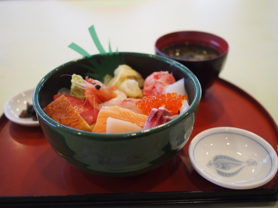 海鮮丼以外に、煮魚定食や巨大なエビフライ定食も美味しそうでした!