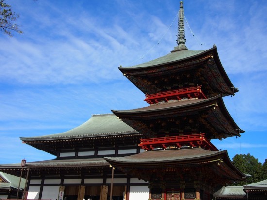 大本堂の横に建つ三重塔も重要文化財