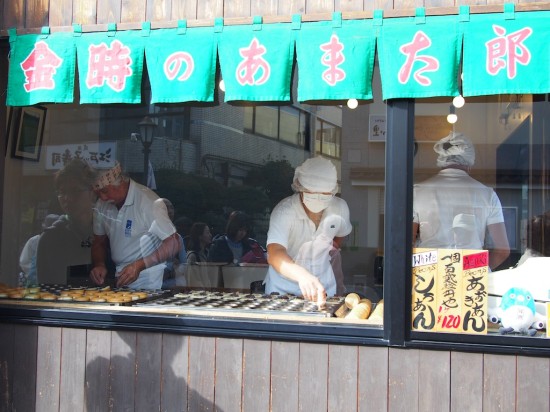 手亡豆の白餡とあずきの黒餡の2種類