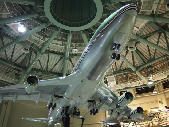 ボーイング747-400の大型模型。飛行機のフォルムってカッコいいですよね!