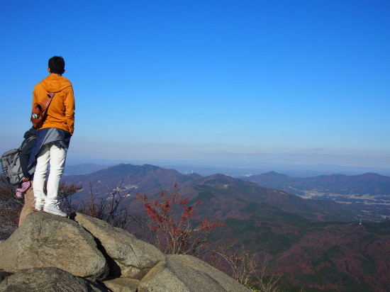 眼下には筑波連山の紅葉が。息を飲むような大パノラマです