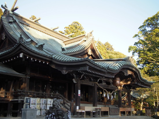 筑波山の2つの峰を男女二柱の御祭神とする筑波神社は、縁結びや夫婦円満のパワースポットとしても人気