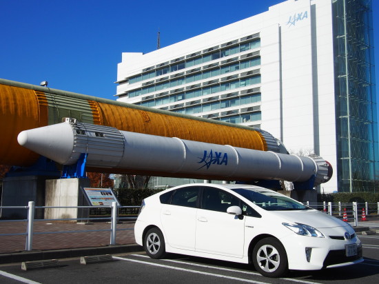 黄色い部分がロケット本体、白いのはロケットブースターです
