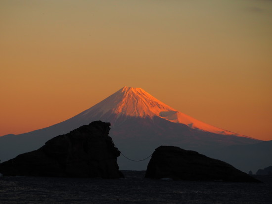 雲見海岸のシンボル、牛着岩(うしつきいわ)越しに見る朝焼けの富士山