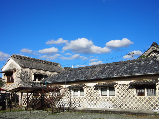 なまこ壁とは、平瓦を貼り、継ぎ目に漆喰をかまぼこ型に盛り付ける伝統的な左官工法