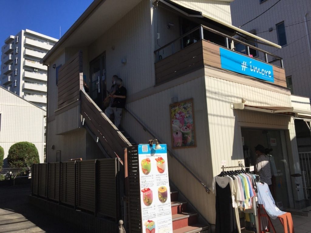 2F テラスの青い看板が目印。テレビや雑誌で紹介されるほどの人気店