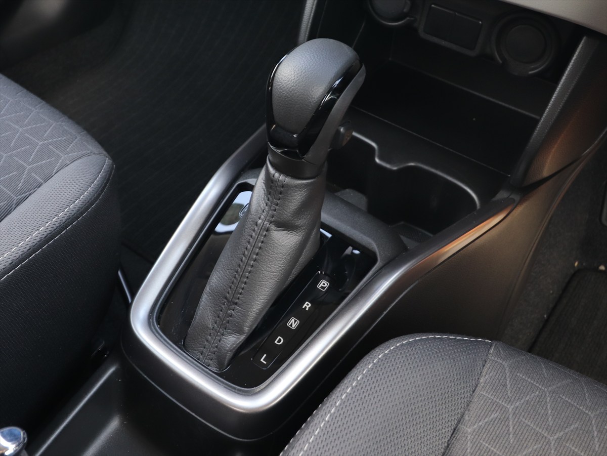 シフトセレクターの前方に運転席・助手席用のカップホルダーがある。USB端子は非装備