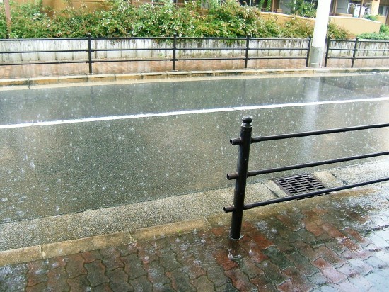 傘をさしてもずぶ濡れになるゲリラ豪雨
