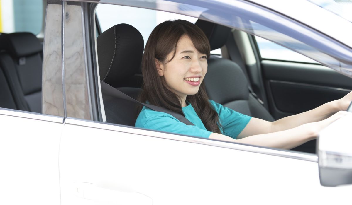 サイドミラーの合わせ方を確認する運転手