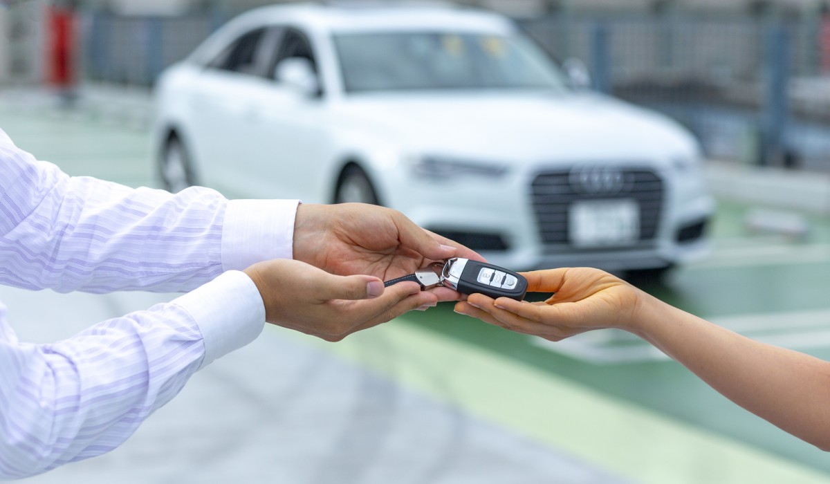 つなぎの代車を借りる人