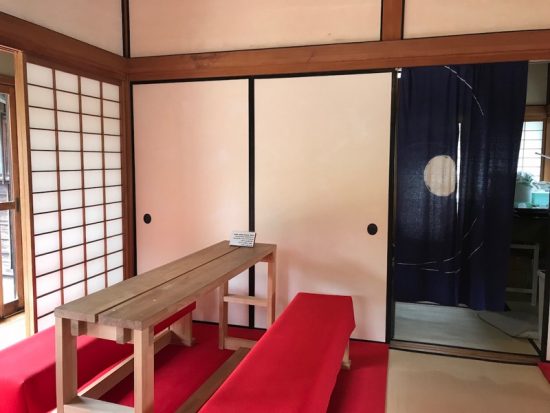 テーブル席でゆっくり過ごすのもおすすめ