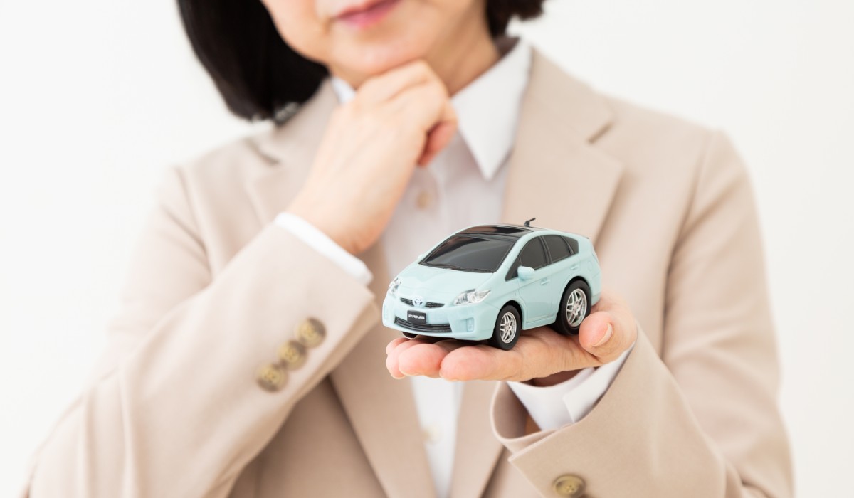 カーシェアのメリットとデメリットを検討する人