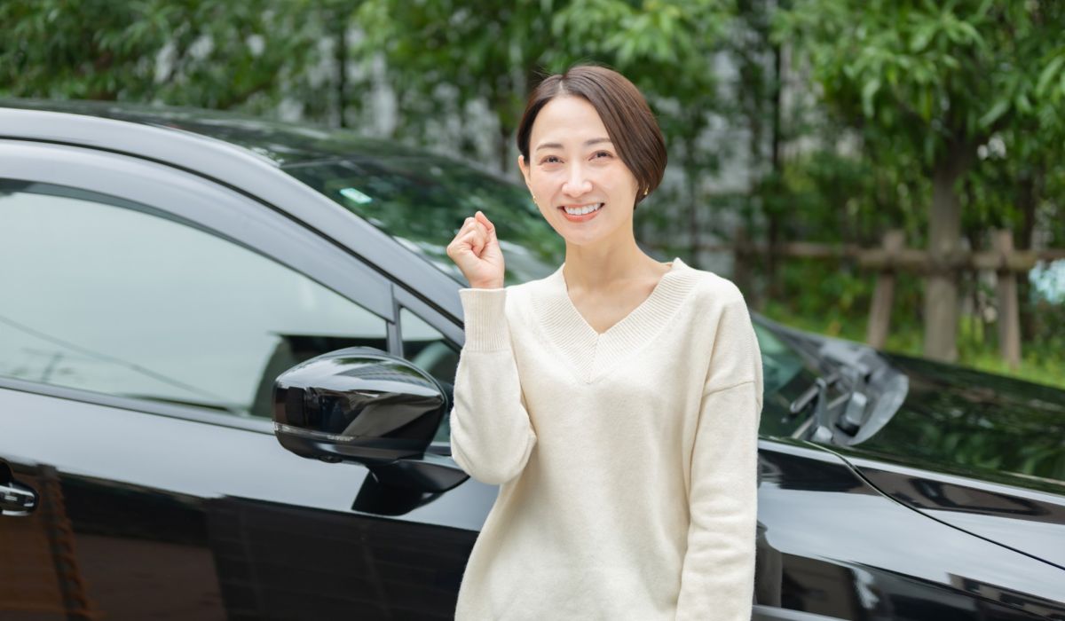 運転しやすい車でドライブを楽しむ人