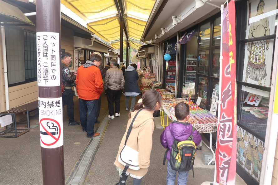 漬物屋・大判焼き屋・お土産物など誘惑の多い「仲見世」通り