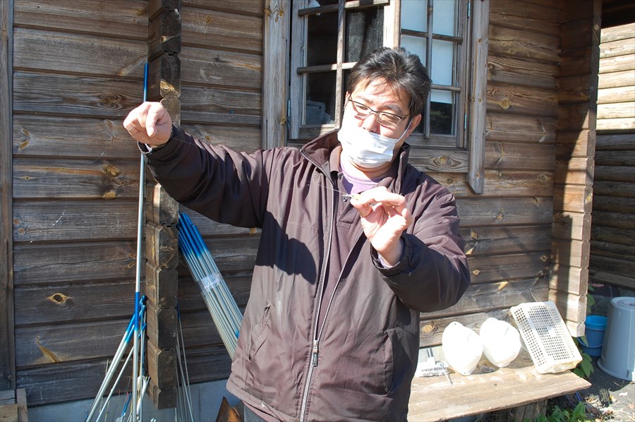 仕掛けの作り方をレクチャーしてくれる平山さん