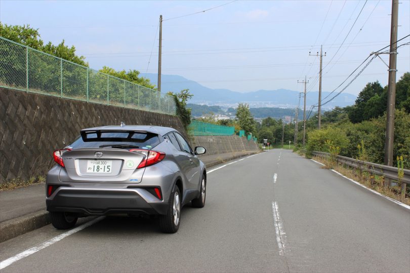後ろから速いクルマが来たら、ウインカーを出して路肩に寄り先に行かせる