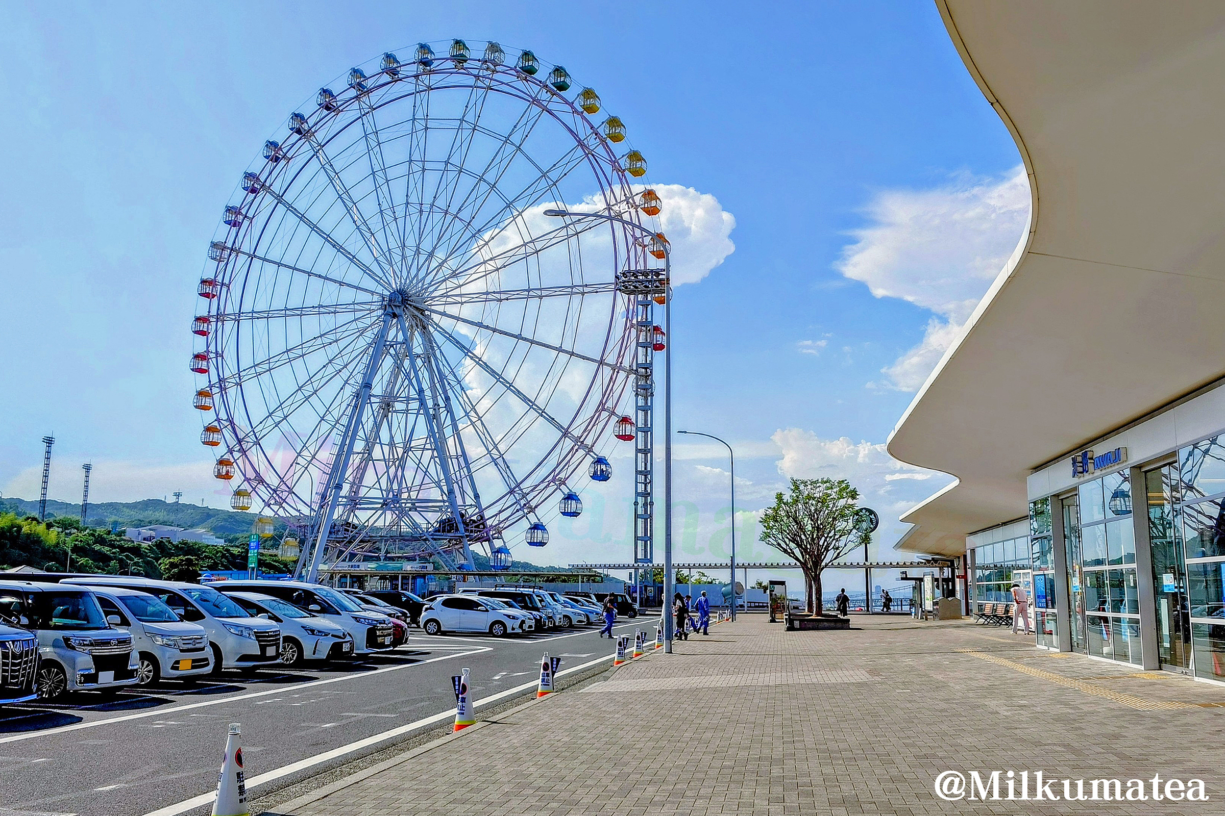 ひと際目立つ観覧車。青い空と白い建物が美しいサービスエリア。（撮影：山形みらい）
