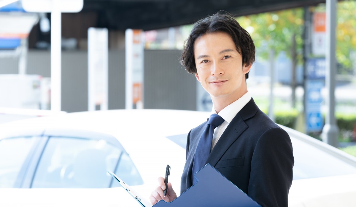 カーリースのメリットを紹介する人