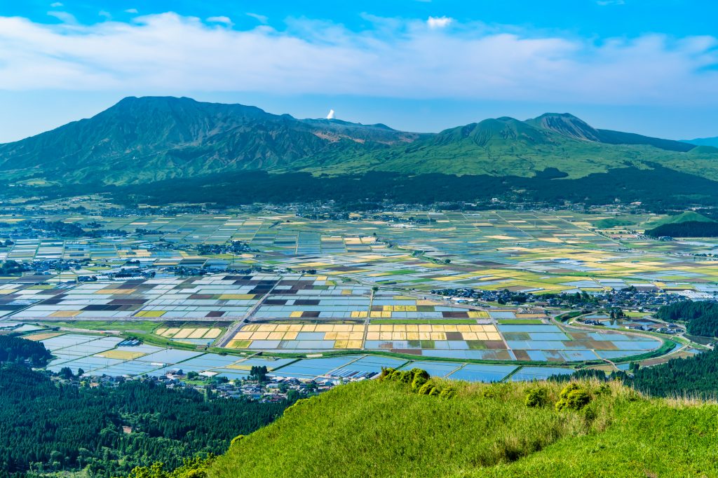 展望台からの眺望。眼下には阿蘇の街並みが広がる
