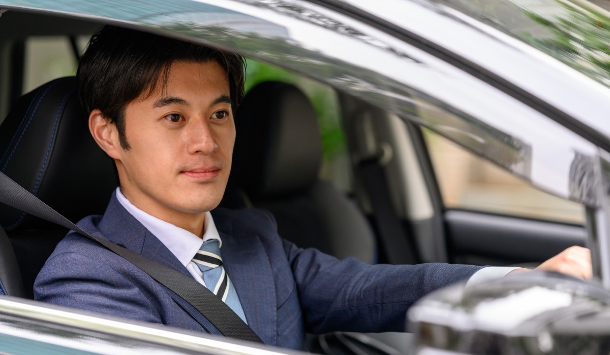 カーシェアリングのクルマを運転する人