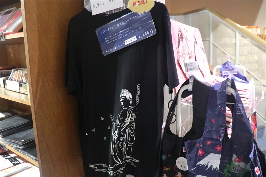 限定品のオリジナル大仏Tシャツも売っている