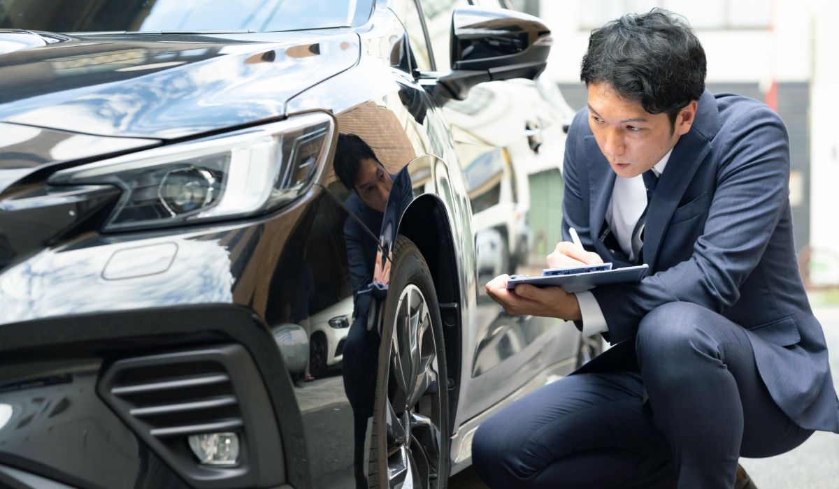 車を査定する担当者