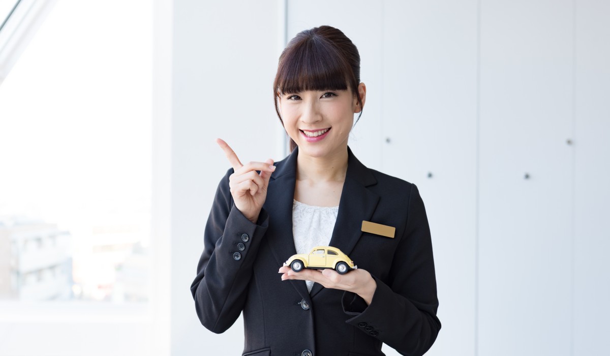 おすすめの軽自動車を紹介する人