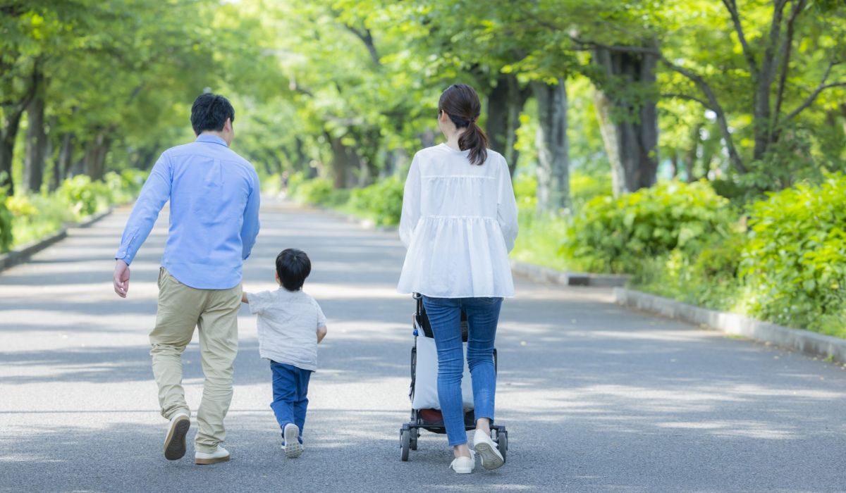 徒歩で目的地に向かう家族