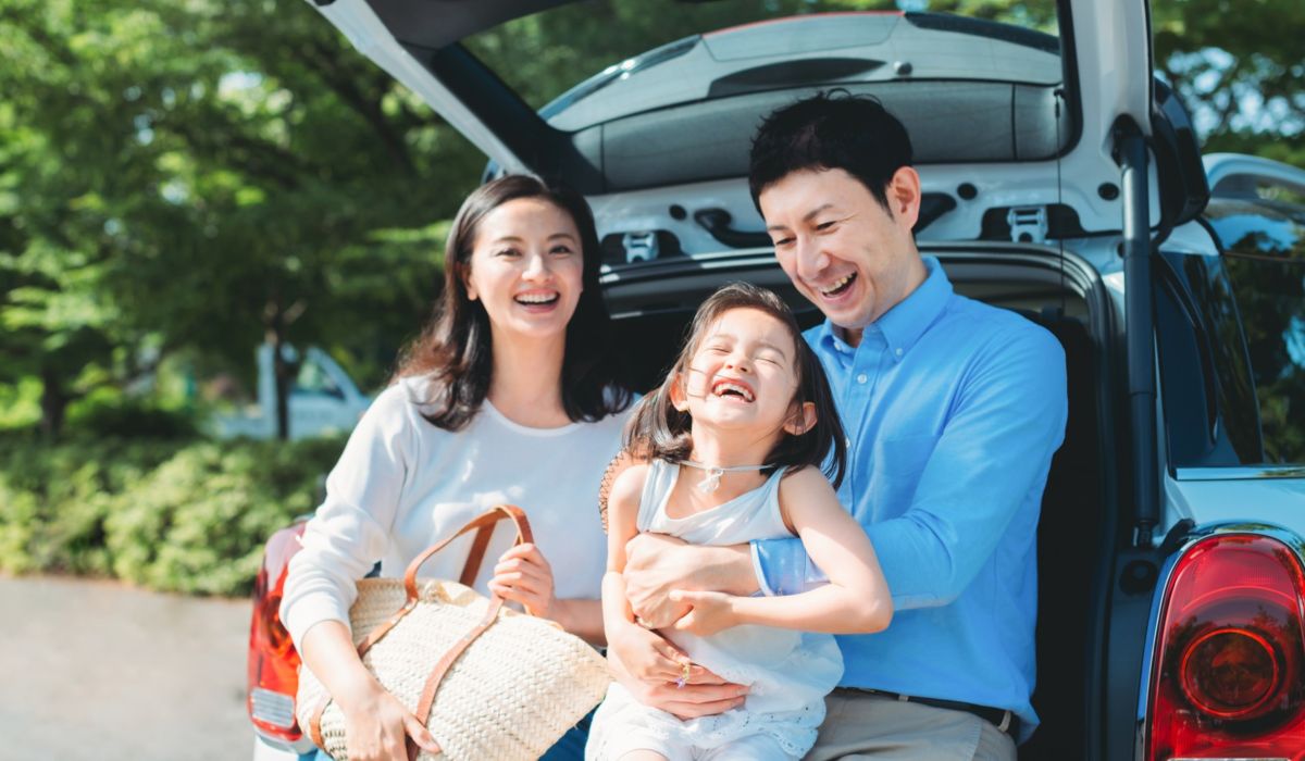 カーシェアで日帰り旅行をする家族