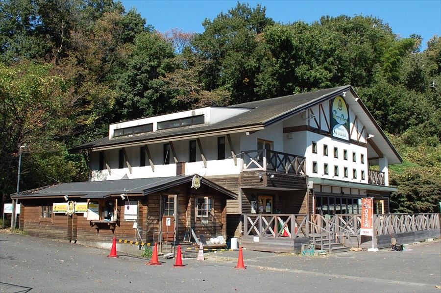 左の建物に受付とショップ。右の白い建物はレストラン