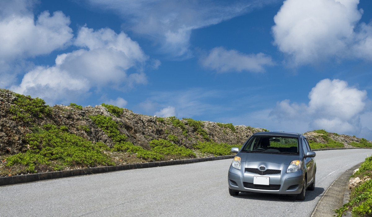 坂を走行するコンパクトカー