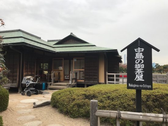 お昼前にはお茶屋さんの前は行列が