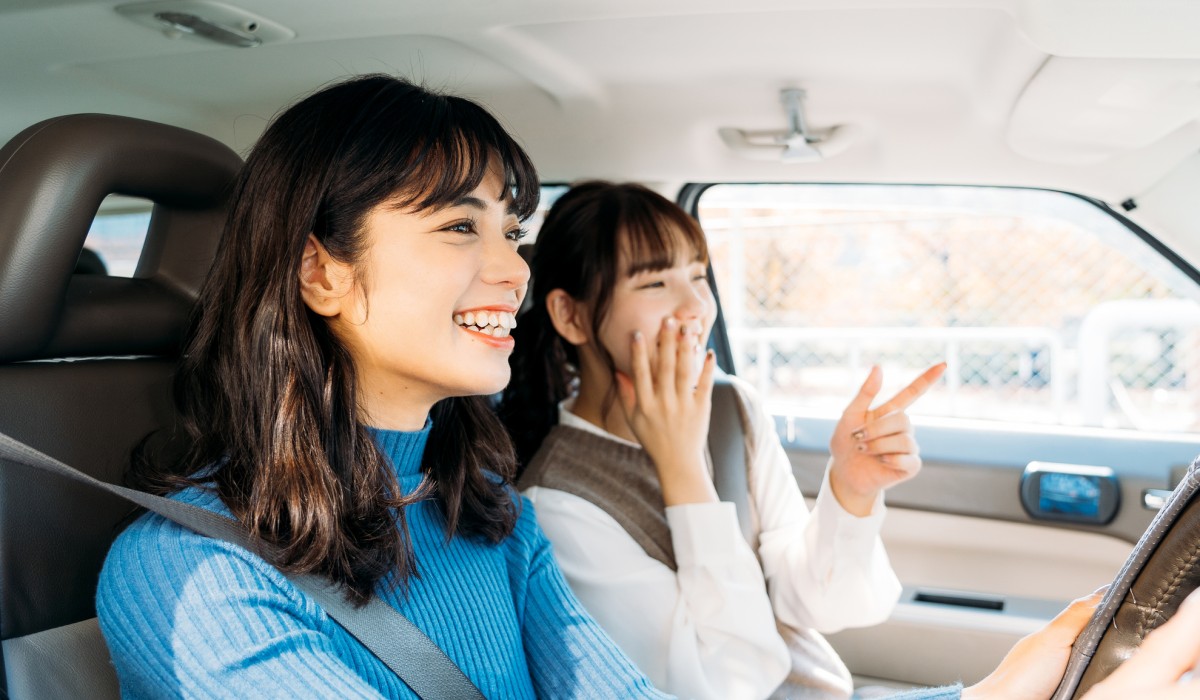 カーリースでドライブを楽しむ女性