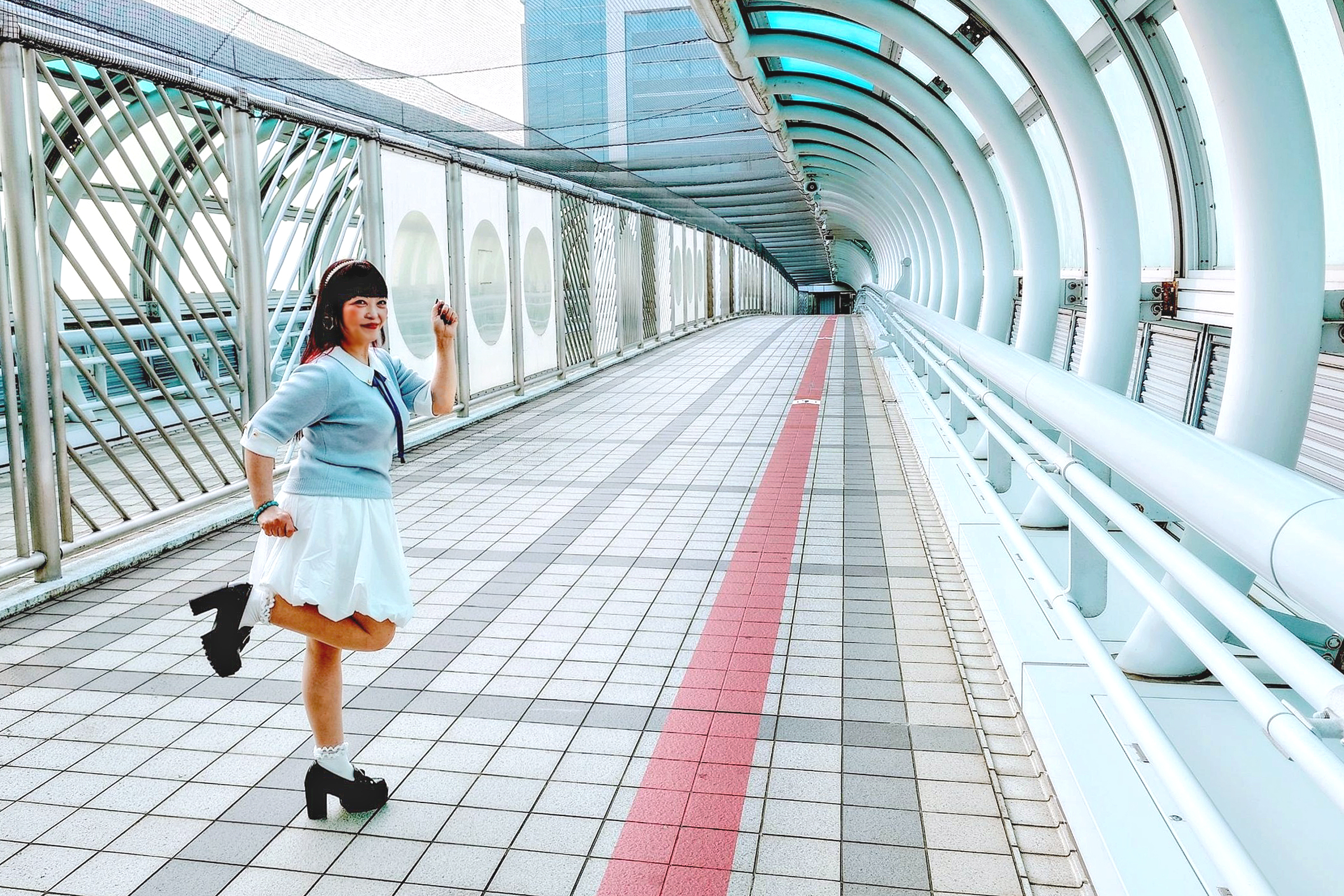 私のいる所が一般用の通路で、柵を挟んだ向こうがオフィスや関係者通路（撮影：日本サぱ協会）