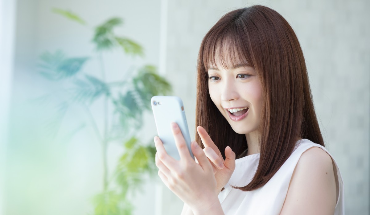 スマートフォンで予約をする人