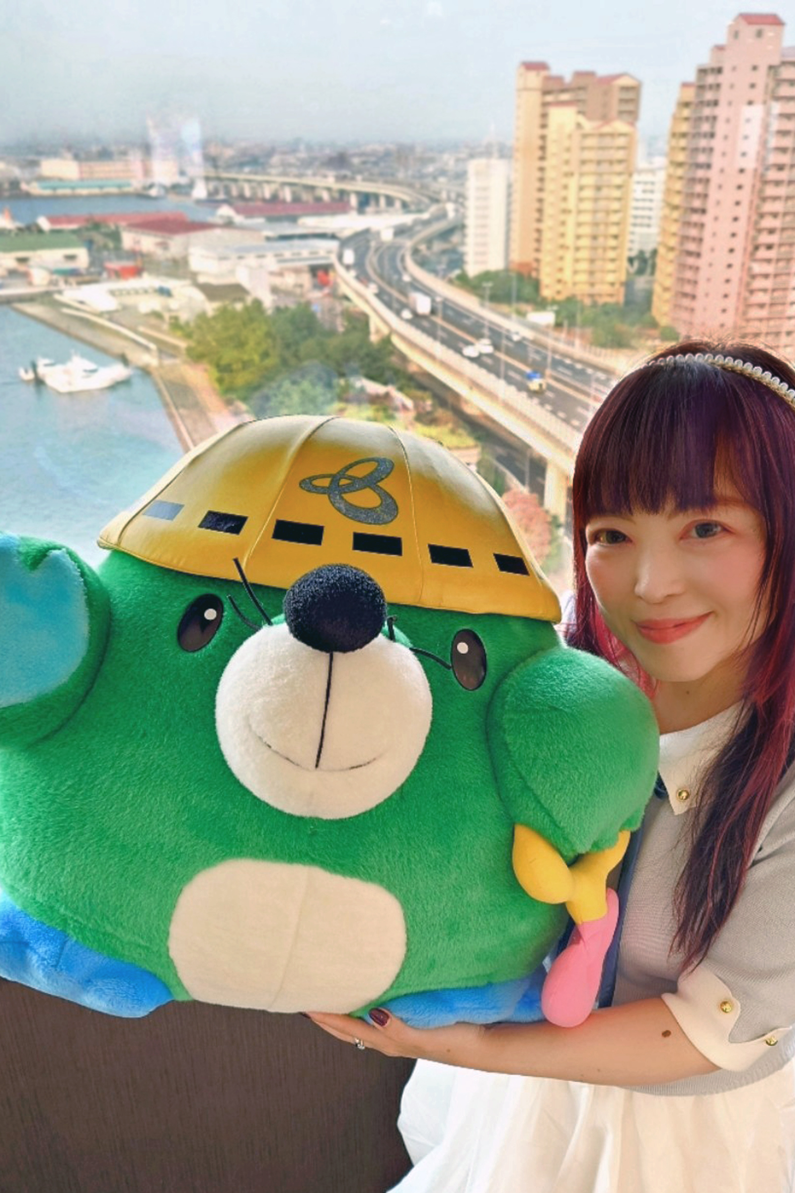 11F展望フロアにて。もぐらのコージくんと一緒に（撮影：山形みらい）