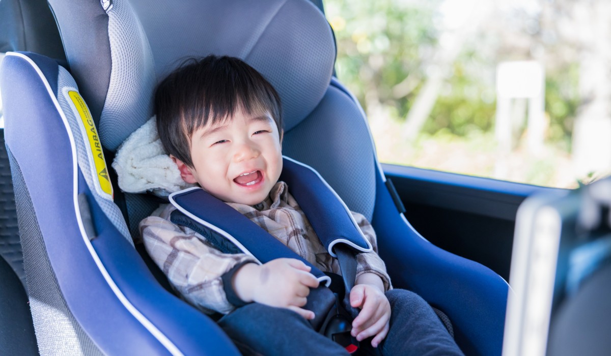 チャイルドシートに座る子ども