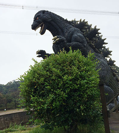 背中からしっぽが滑り台になっているゴジラ