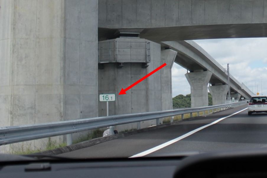 道路のわきにある小さな数字の標識