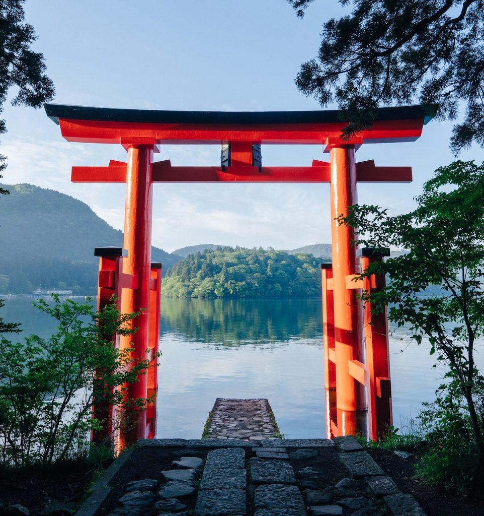 平和の鳥居から芦ノ湖が望める(写真提供:箱根神社)