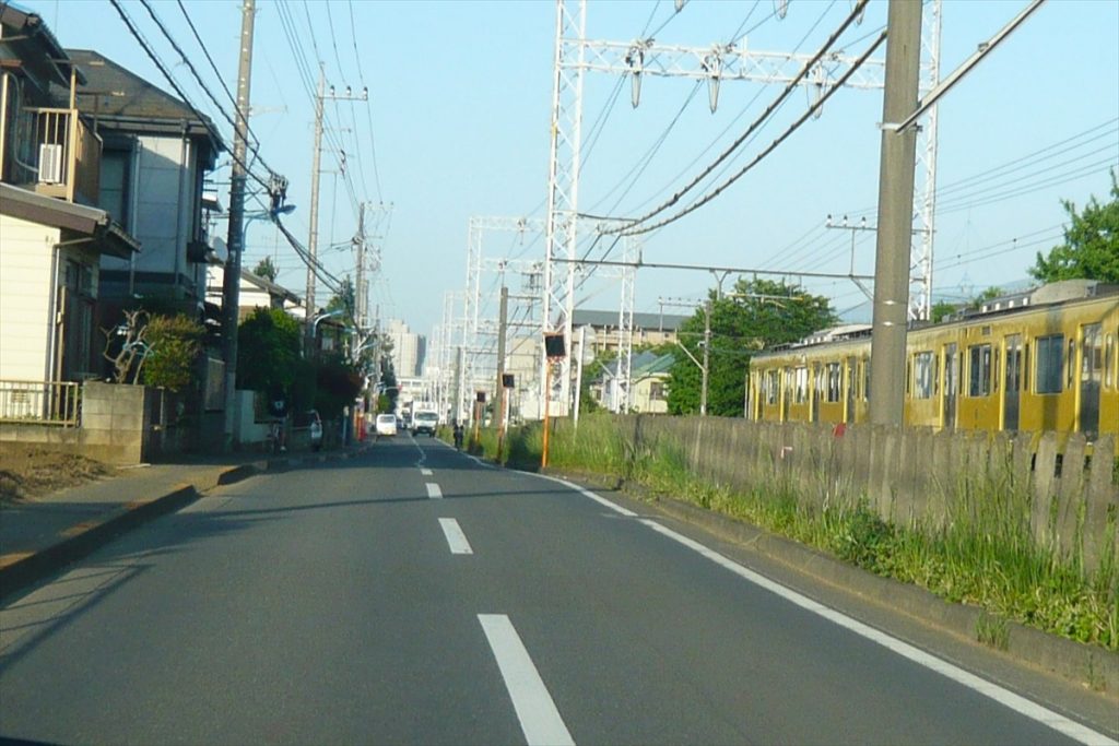  「白色の破線」は「はみ出し、追い越し可能」