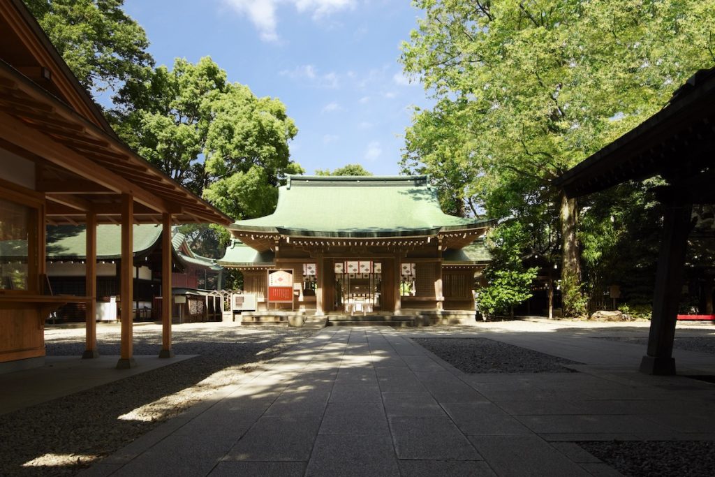 お守りの授与は本殿前の社務所にて(写真提供:川越氷川神社)