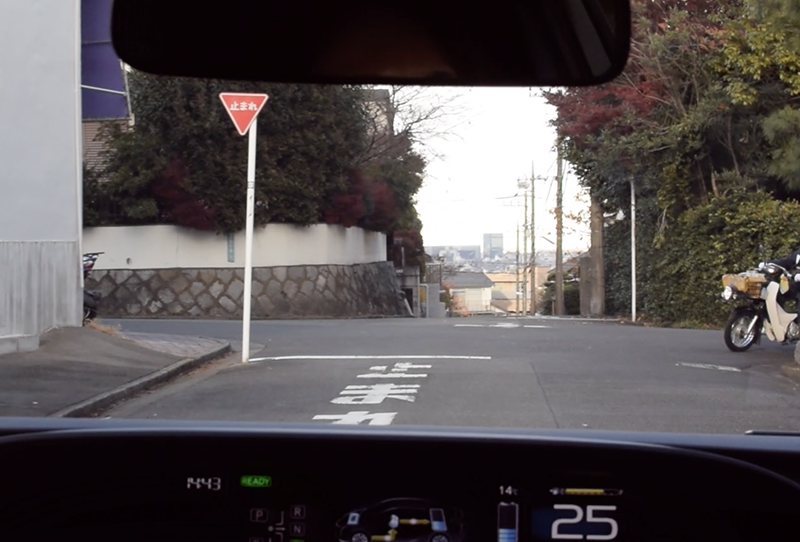 一時停止の標識の前はしっかり停止しよう