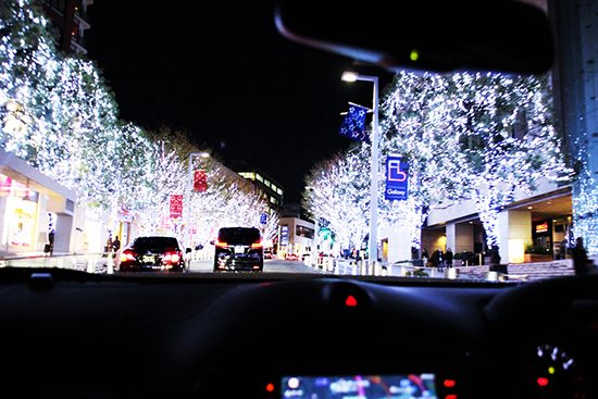 道路の両脇がイルミネーションで飾られる「六本木けやき坂通り」