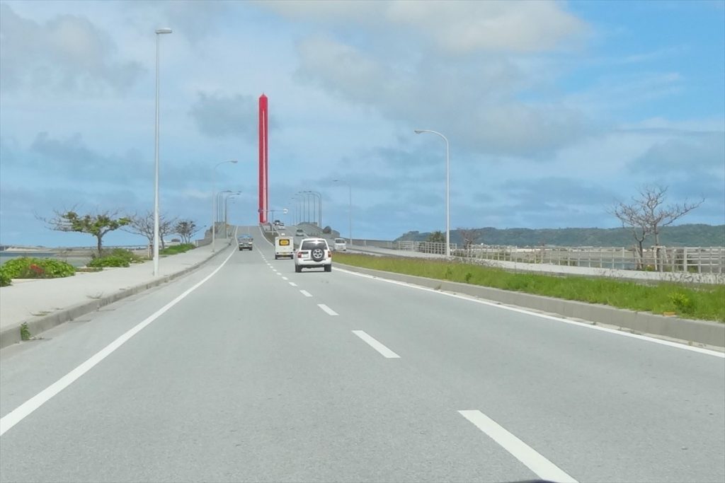    片側2車線以上の道路でレーンを区切る線は「車線境界線」と言う  