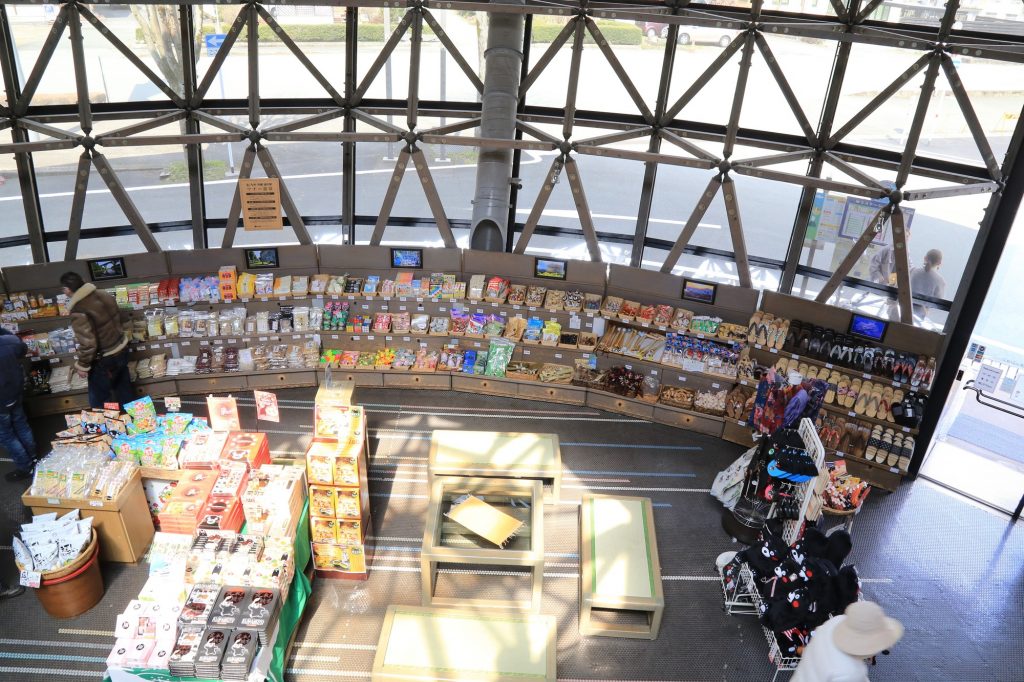 逆台形の建物の中は、売店やギャラリー、観光案内所が入っている